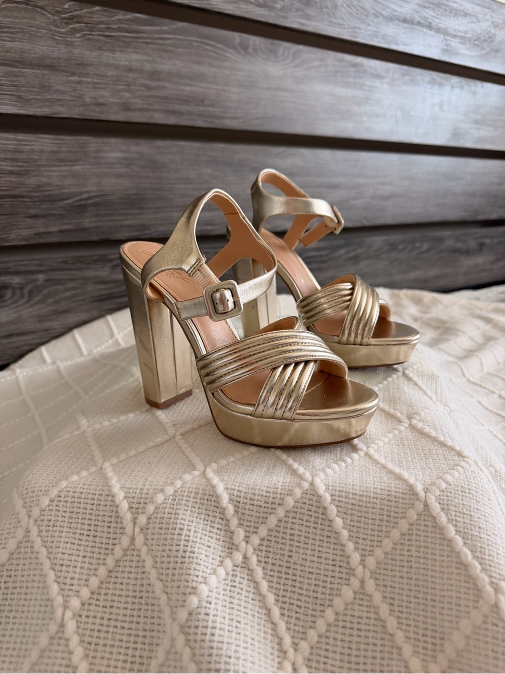 Jewel Badgley Mischka Gold Metallic Platform Block Heel Sandals